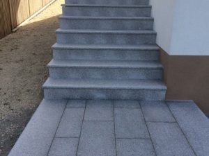 Pflasterverlag: Gehweg und Stufen aus Natursteinplatten