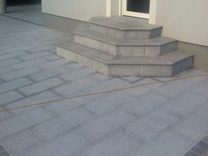 Pflasterverlag: Einfahrt und Eingangsbereich mt Natursteinplatten aus Granit