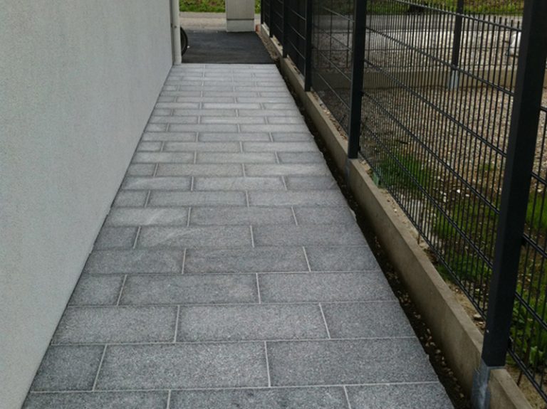 Pflasterverlag - Gehweg aus Granitplatten