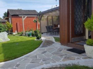 Pflasterverlag - mit Natursteinen gefplasterter Gehweg bei Einfamilienhaus