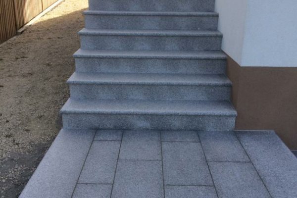 Pflasterverlag: Gehweg und Stufen aus Natursteinplatten