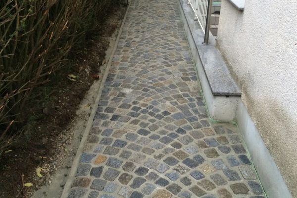 Pflasterverlag - Gehweg mit Kleinpflastersteinen aus Granit