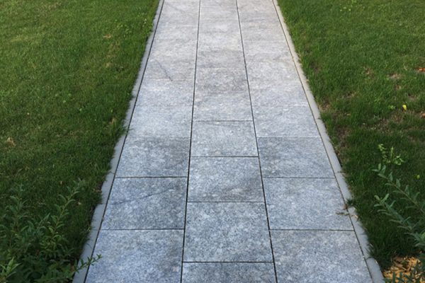 Pflasterverlag - Gehweg mit Natursteinplatten